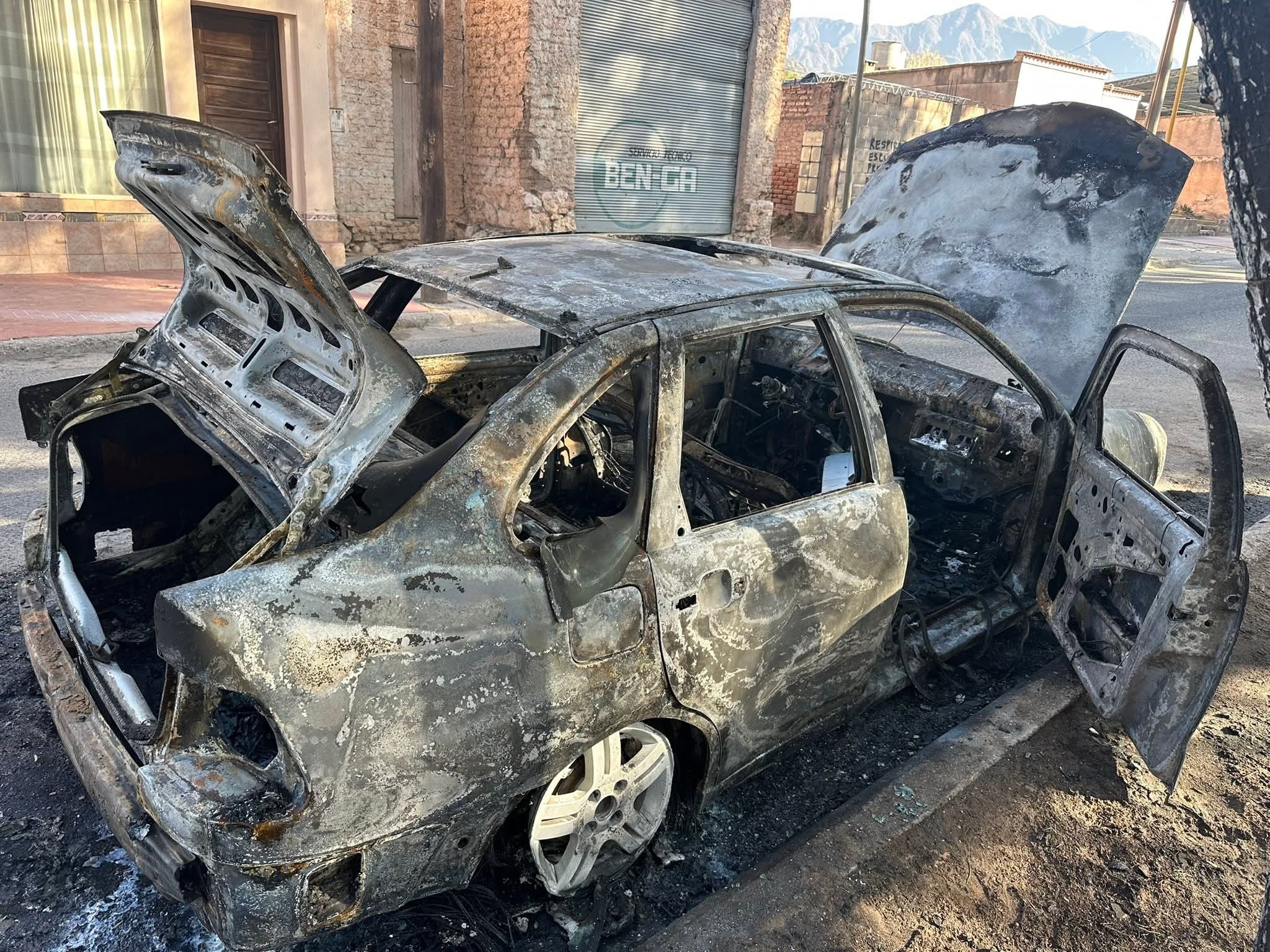 Auto incendiado