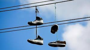 zapatillas colgadas