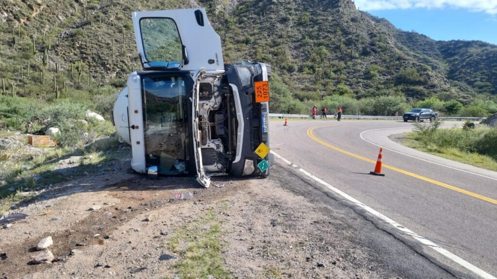 Camión volcado en la cebila