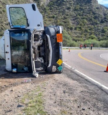 Camión volcado en la cebila