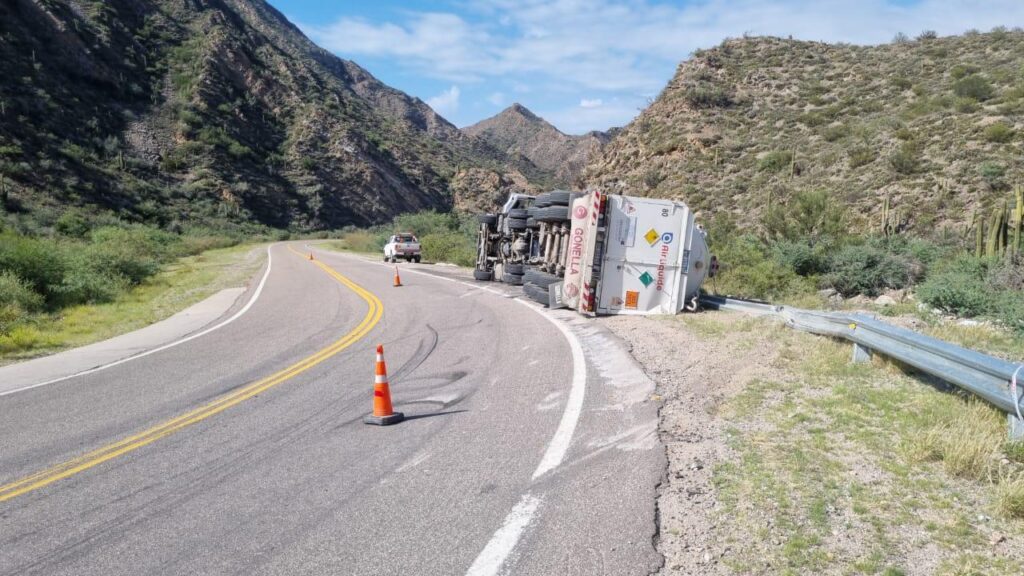 Camión volcado cebila