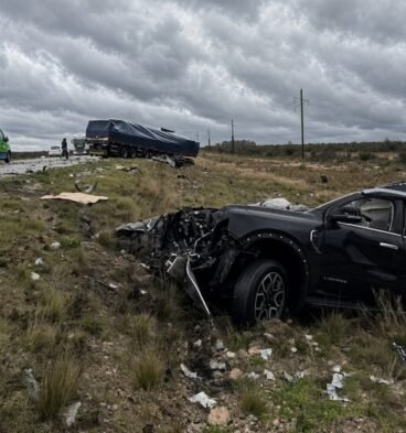 La camioneta impactó contra el camión y el tercer rodado se encontró con el percance, lo que le permitió a su conductor reducir la violencia del impacto.