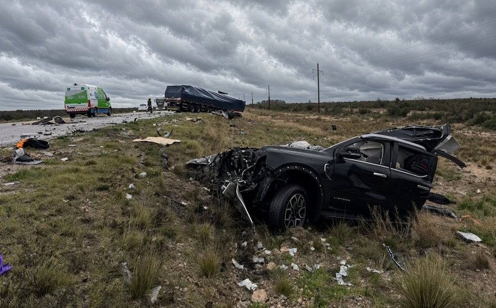 La camioneta impactó contra el camión y el tercer rodado se encontró con el percance, lo que le permitió a su conductor reducir la violencia del impacto.